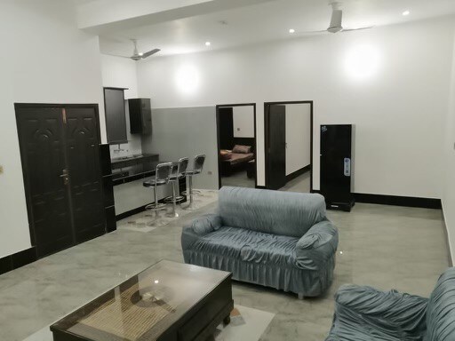 位于萨马纳巴德（ Samanabad ）市中心的双卧室公寓