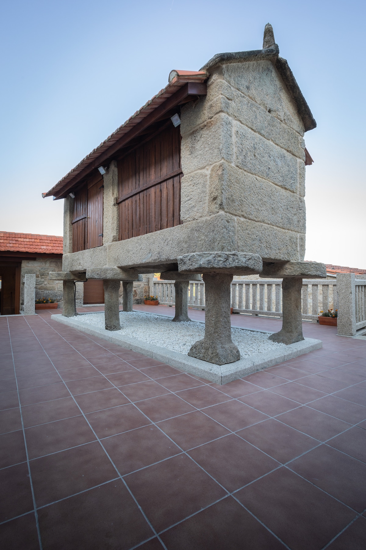 Casa Angelita terraza con hórreo y barbacoa