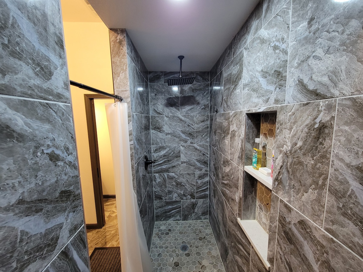 Private Guest Suite With Double Shower & Hot Tub