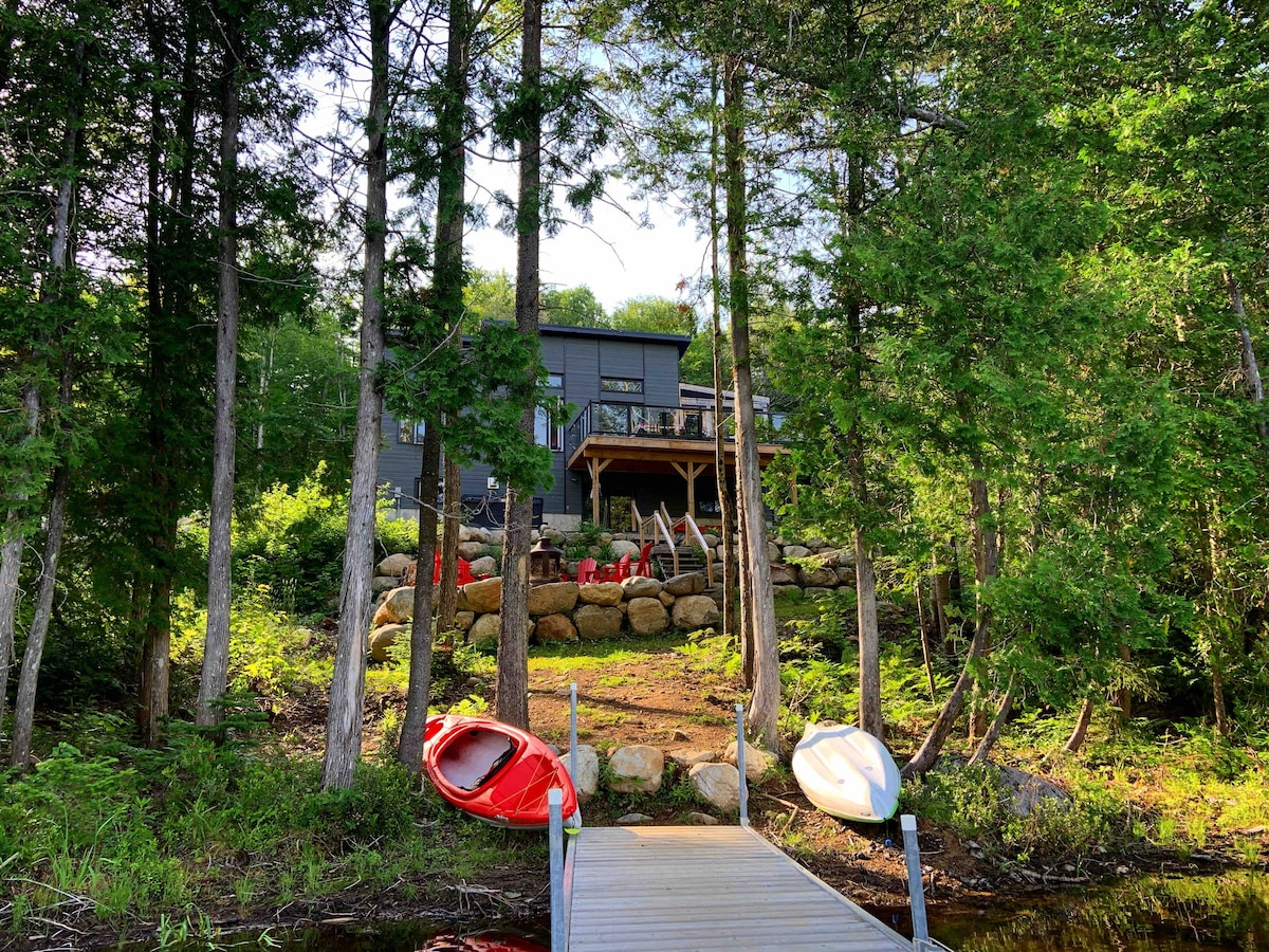 湖边的现代度假木屋，配有水疗和壁炉