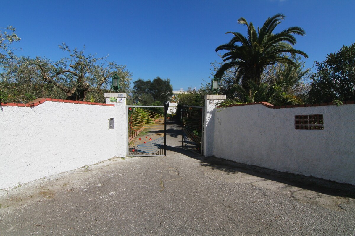 Villa in giardino siciliano con vista sul mare