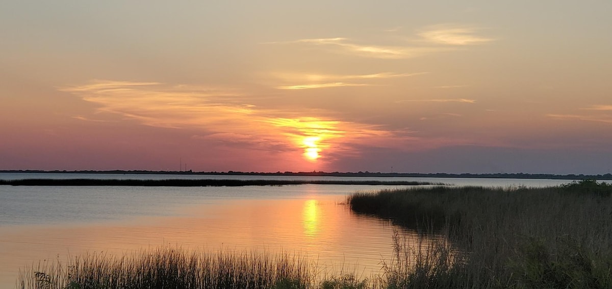 奥基乔比湖之家（ Lake Okeechobee House ） -海滨，带码头。