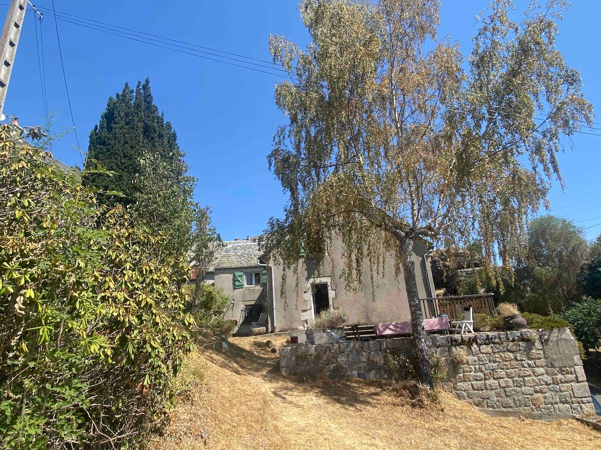 Maison de village avec terrasse et jardin