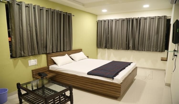 Hotel Dhruva, Solapur Deluxe Ac Triple Bed