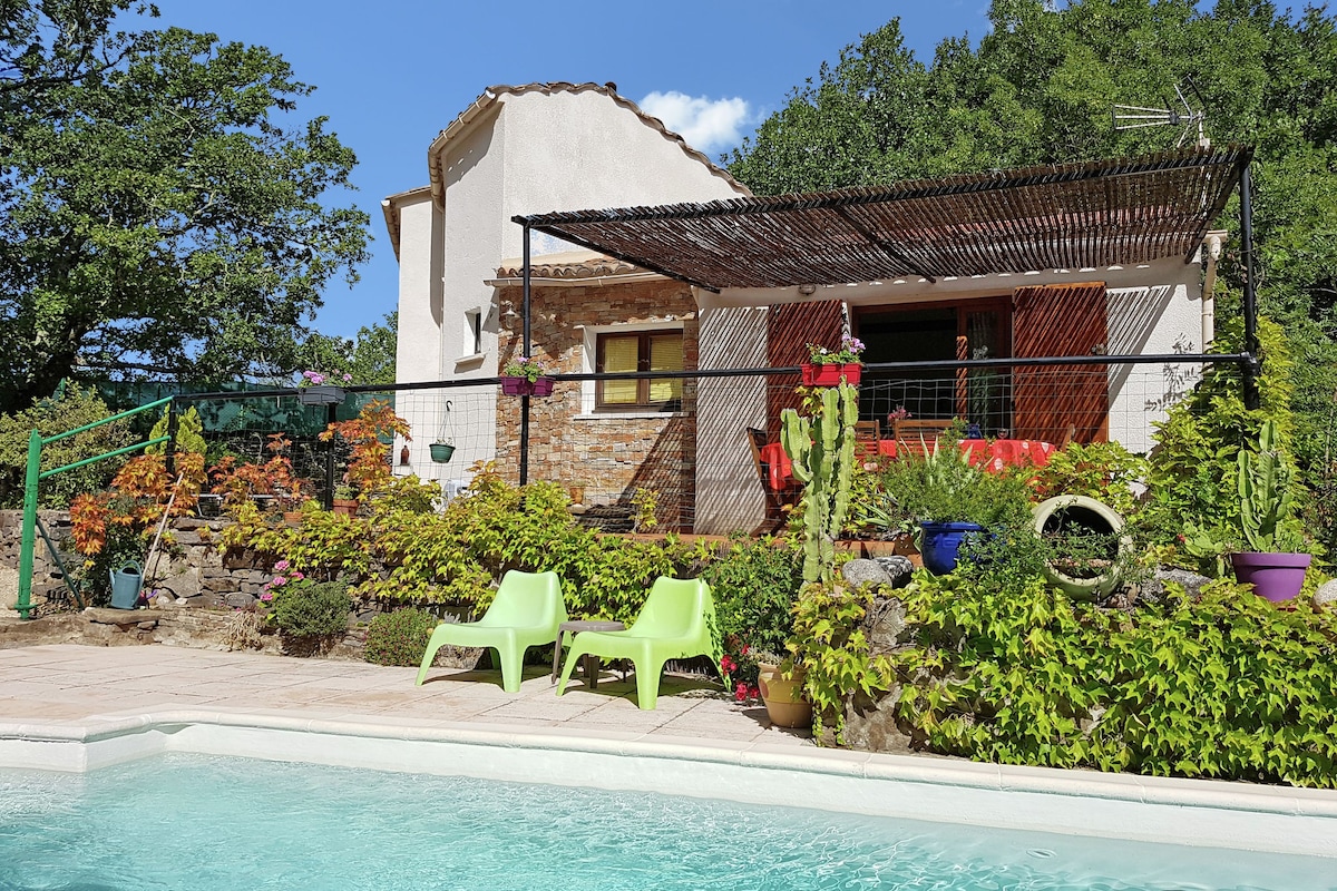 Stylish holiday home near St. Brès