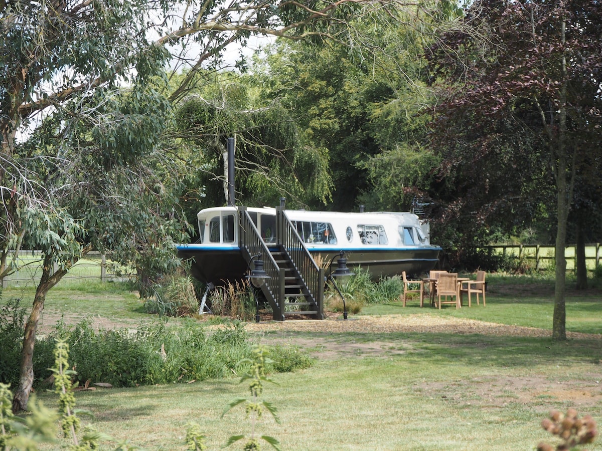 Manor Farm Stays的Woodland Boat at Manor Farm Stays