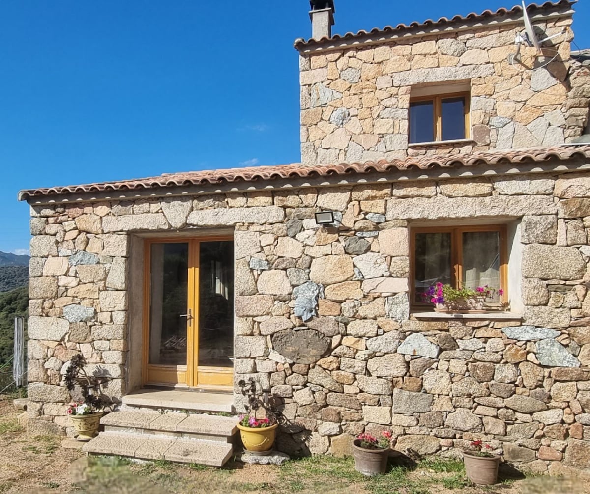 Maison en pierre située entre mer et montagne