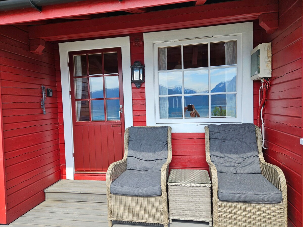4- Varaldsøy Hardangerfjorden, hytte nr. 4 med båt
