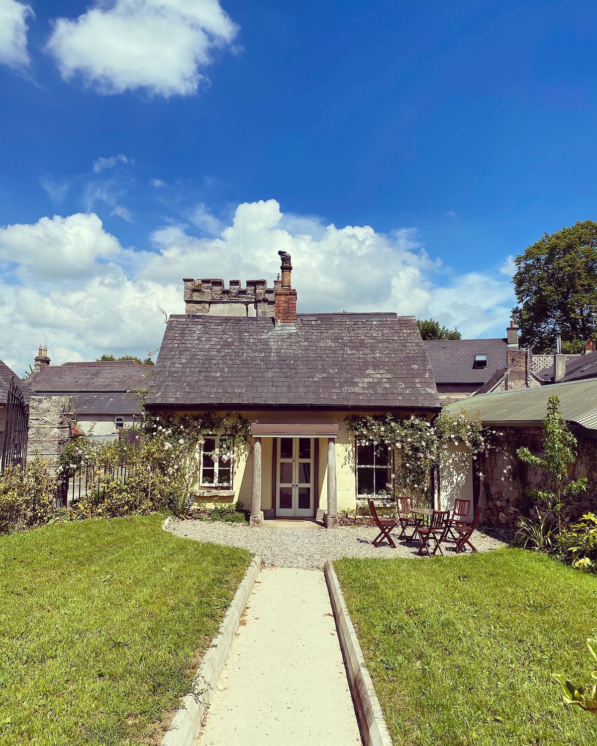 Gate Lodge to Huntington Castle