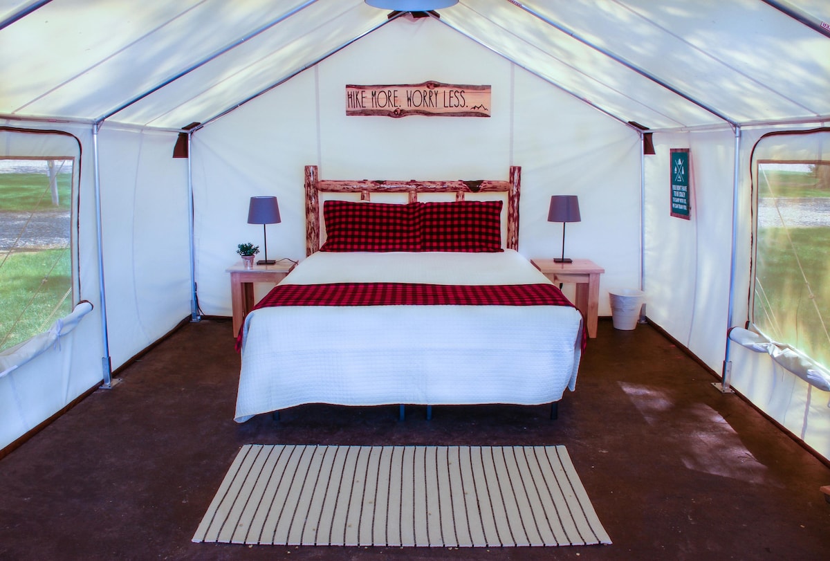 豪华露营帐篷，配有标准双人床、无线网络、电费