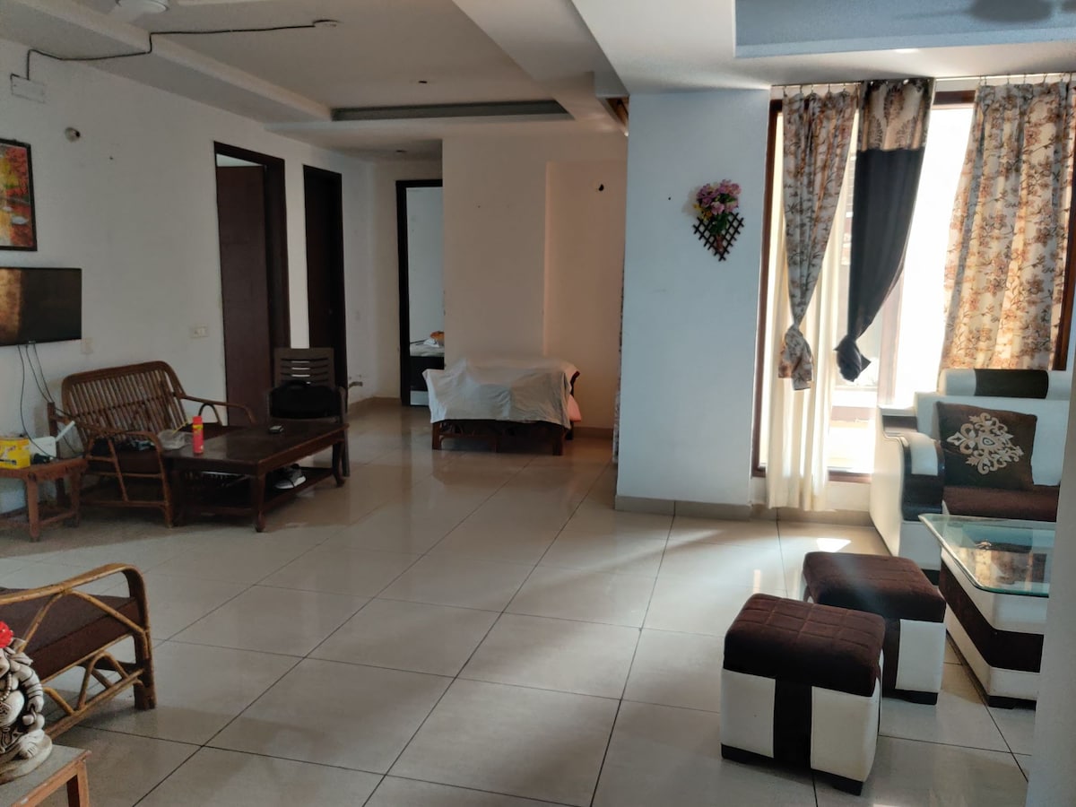 Lovely 2-bedroom condo nd free parking on premises