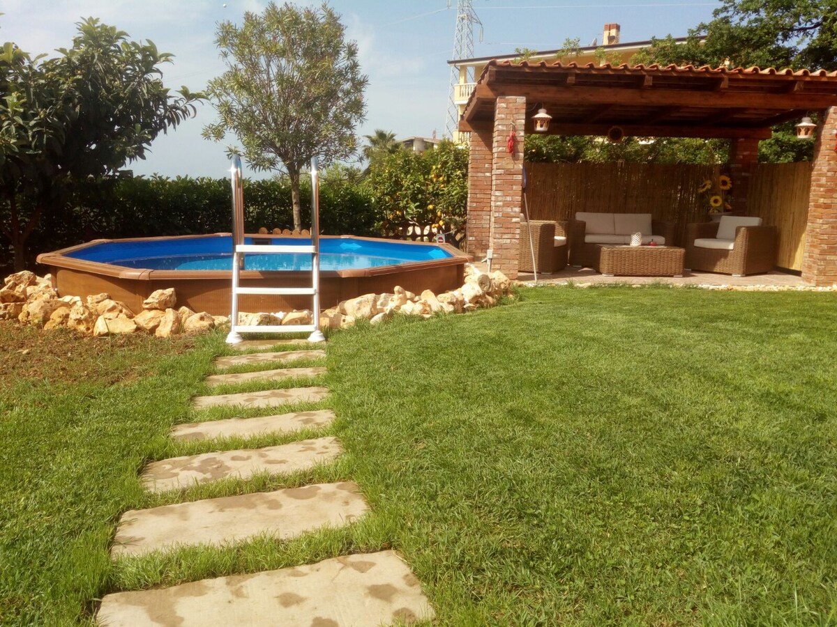 cottage con piscina per bambini e custode in loco