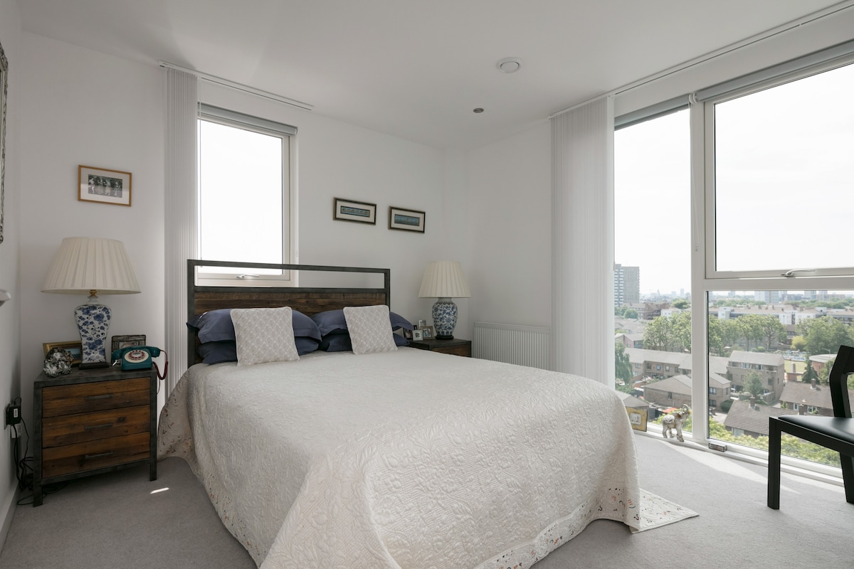 伦敦/弓-顶层公寓内的独立房间。