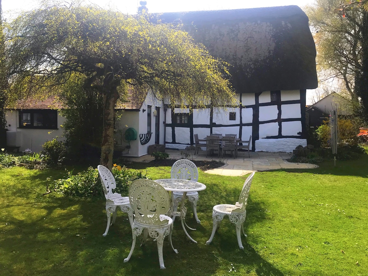 Charming Thatched Cottage in Peaceful Cotswolds