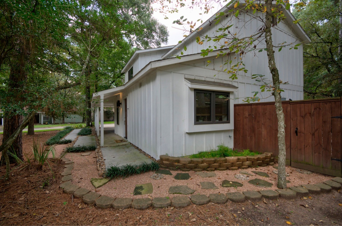 Woodlands Modern Cottage w/Private Patio & BBQ Pit