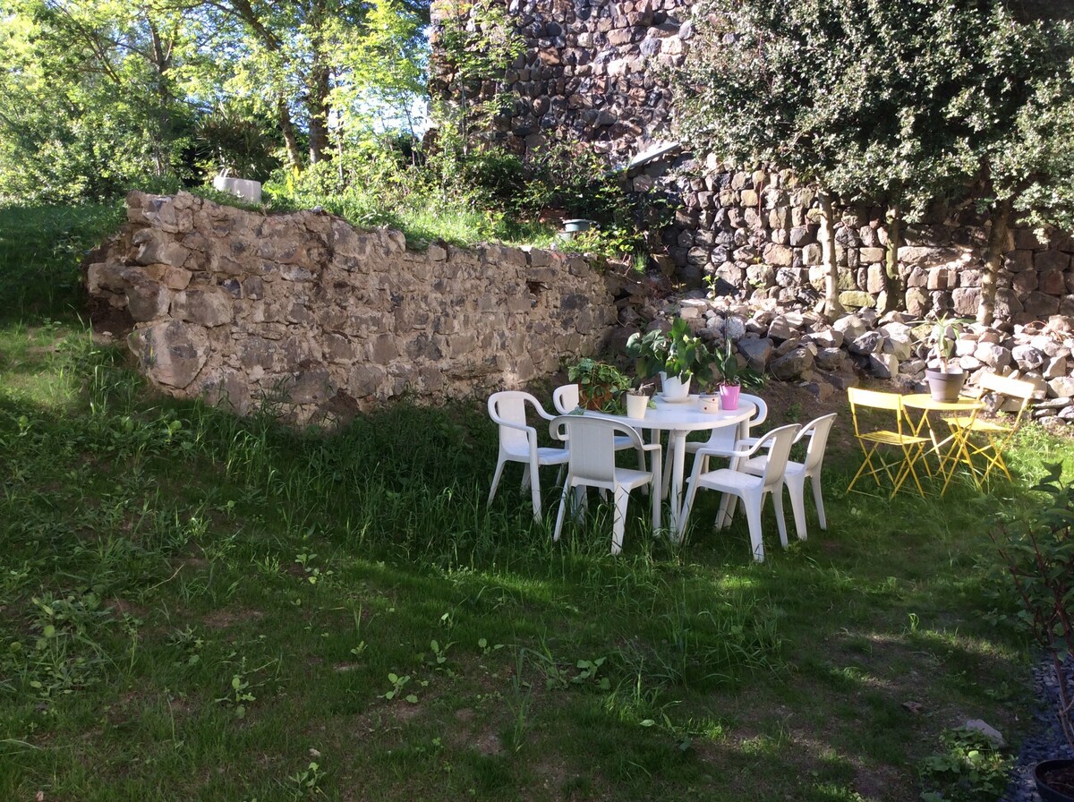 安静的房源，带花园，距离Le Puy 15分钟车程