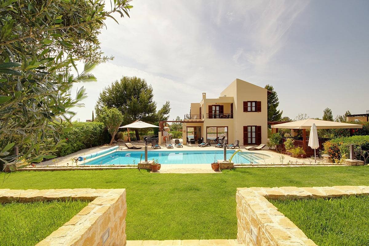 Villa Eleaina  5 Bed luxury with  heated pool.