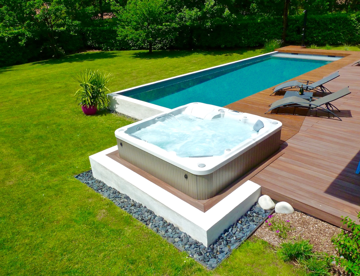 Villa piscine chauffée jacuzzi quartier en forêt