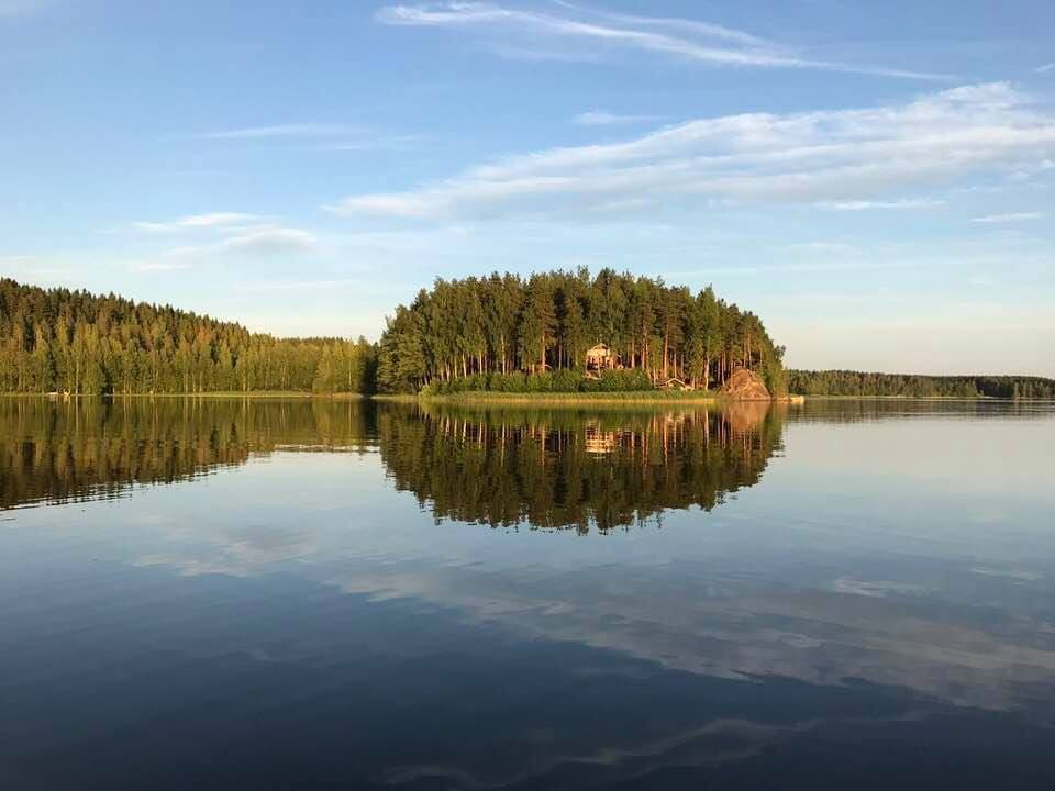 田园诗般的湖畔小屋，带现代化设施