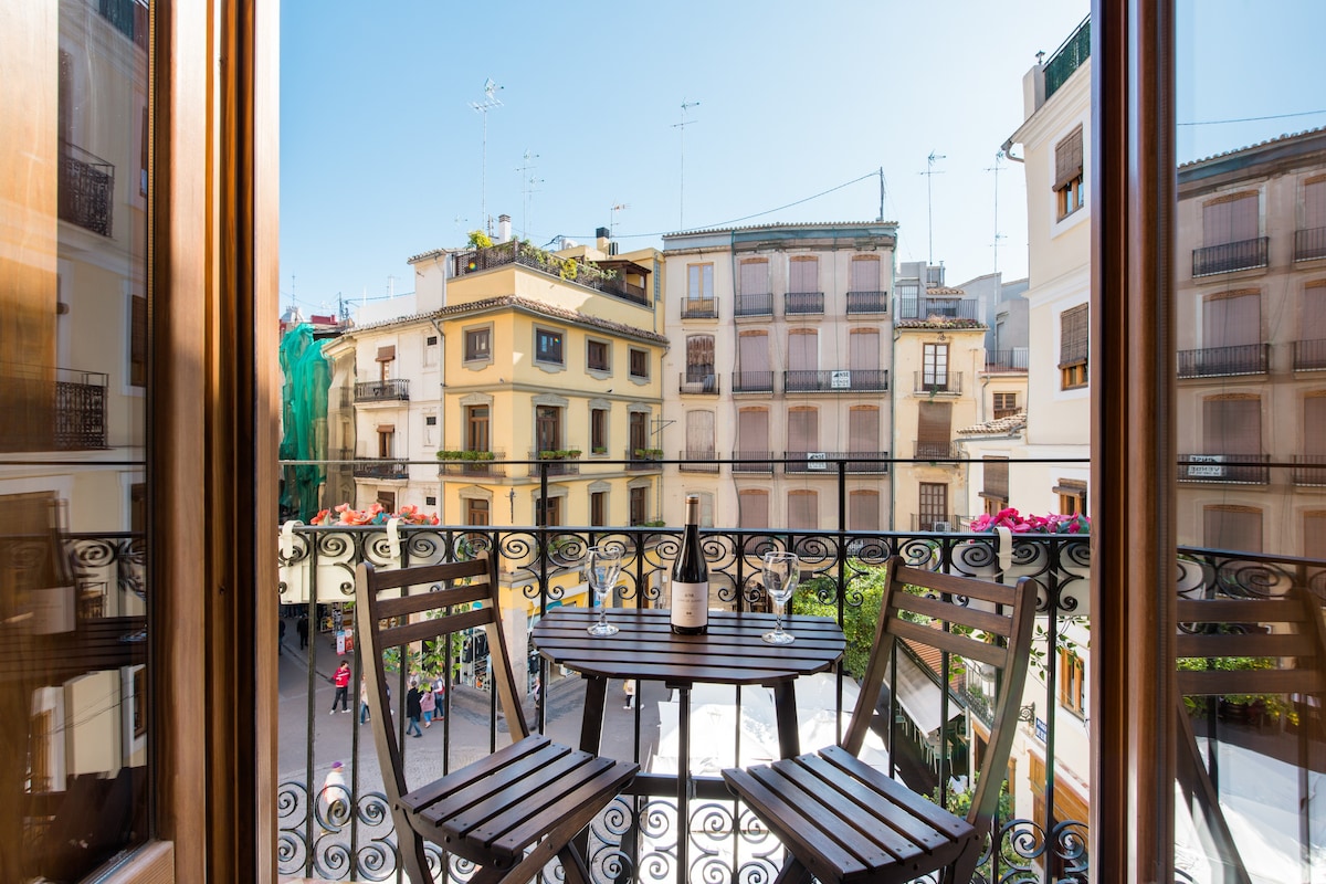 俯瞰Ciutat Vella充满活力的广场阳光明媚的新家