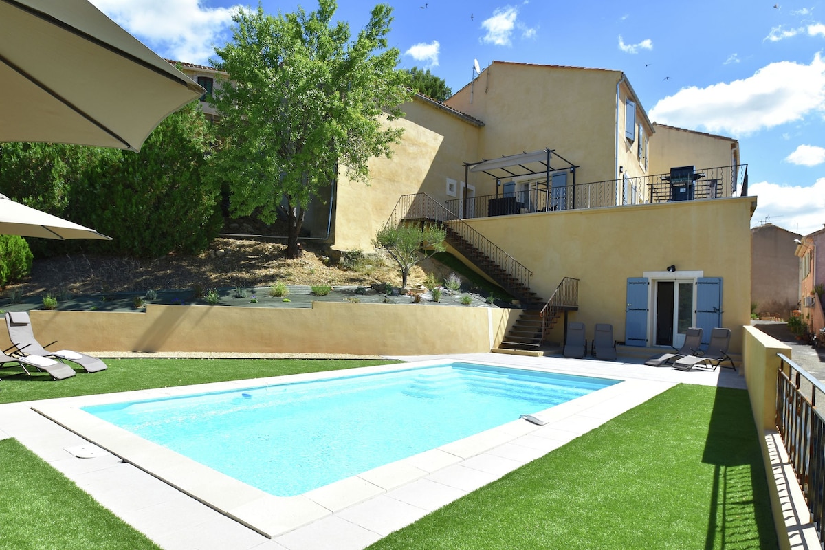 现代别墅，配备私人泳池