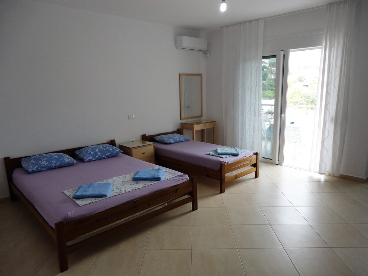 Quadruple room with balcony in Spiro Guest House