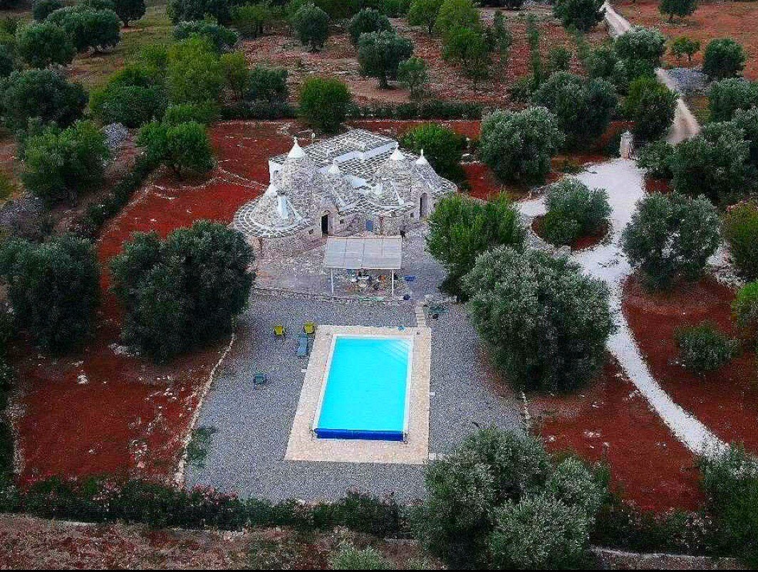 Trullo with swimming pool. Charme&relax