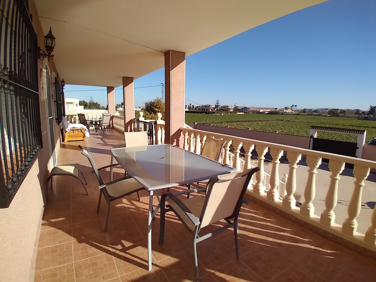 Agradable casa en la huerta con piscina y parque