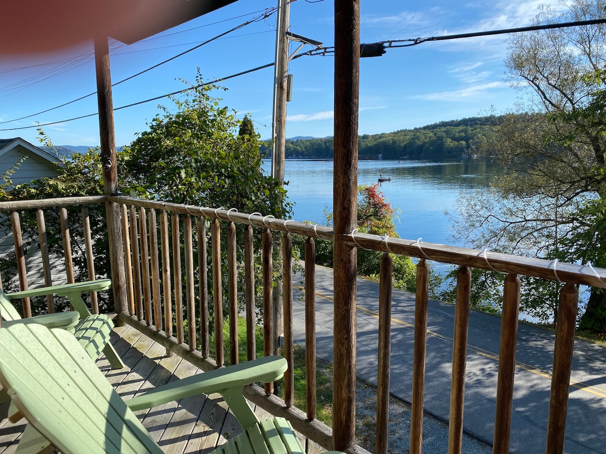 博莫辛湖（ Lake Bomoseen ）的温馨石头小屋。