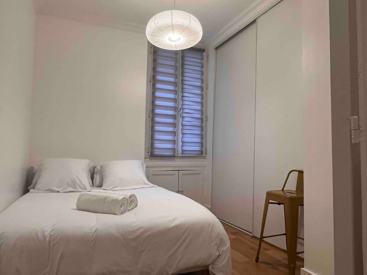 Chambre cosy dans un bel immeuble Haussmanien