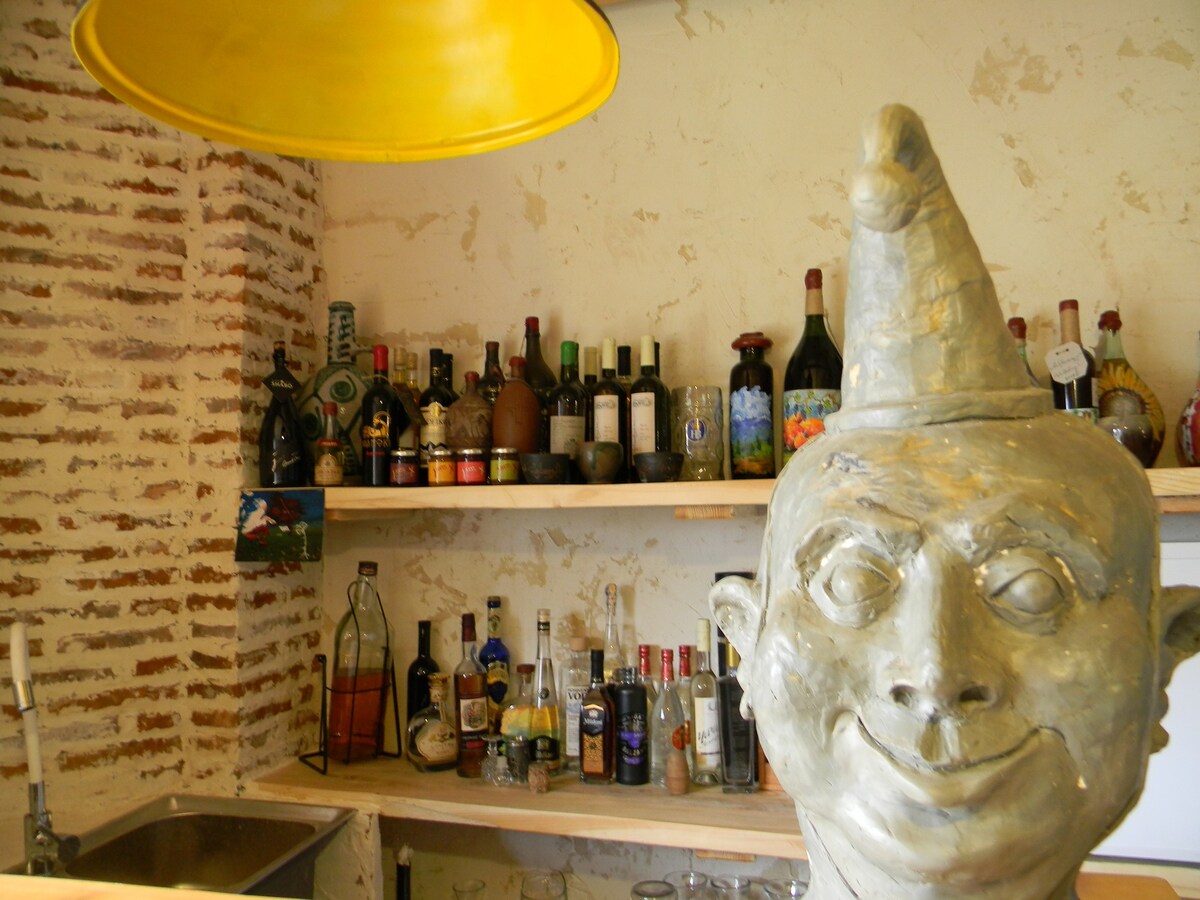 Telavi的艺术家酒窖