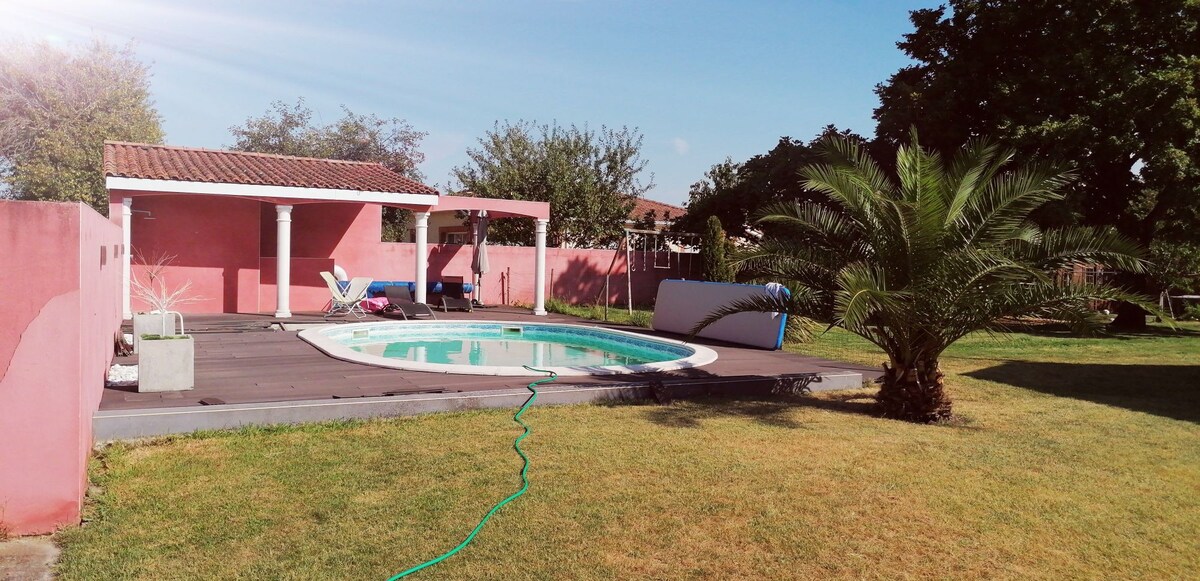 别墅设有游泳池、SPA、pétanque球场。