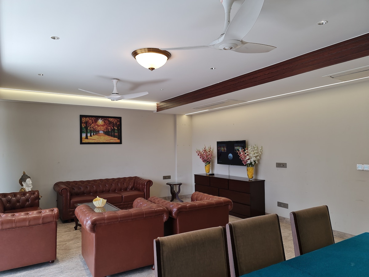 Luxurious 4BHK Defence Colony Breakfast Parking TV