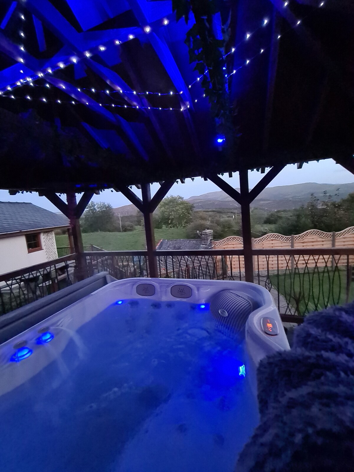 「Cwt Haul」度假木屋，迷人的热水浴缸景观