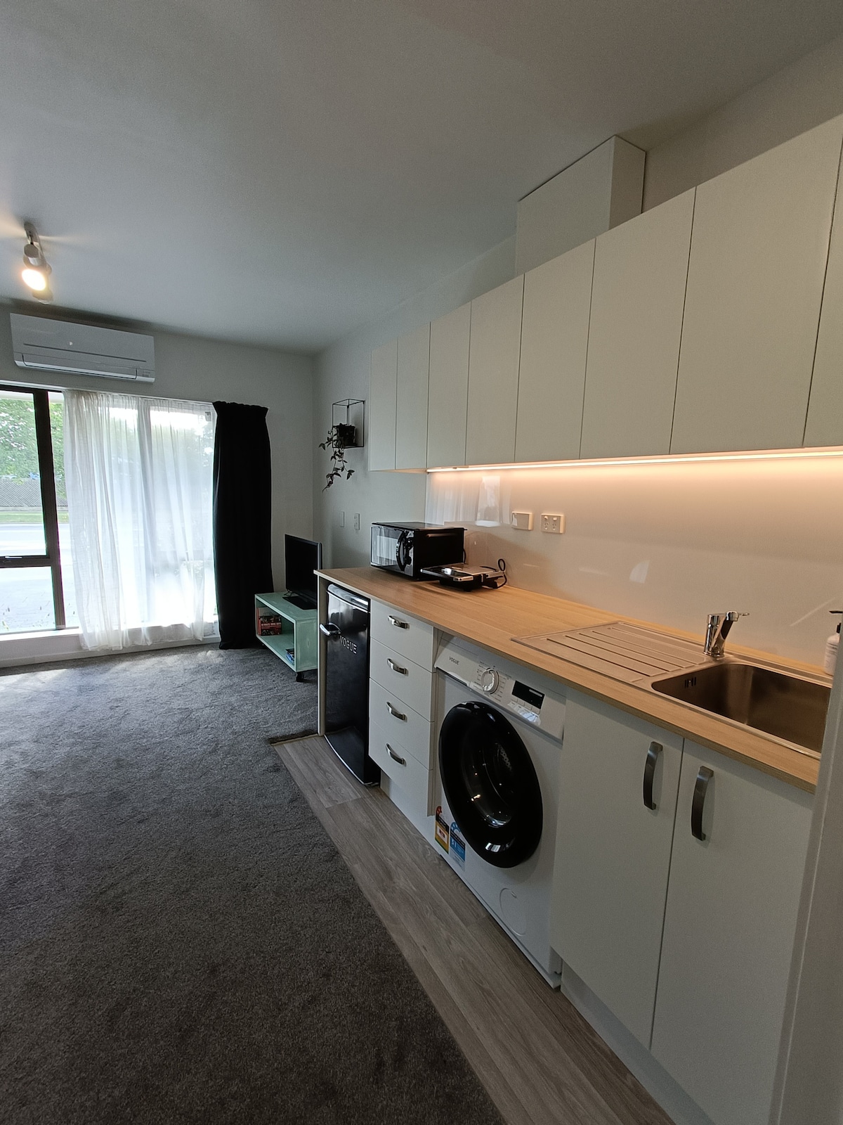 NEW Studio 1 Bed/ 1 bath/ kit/living