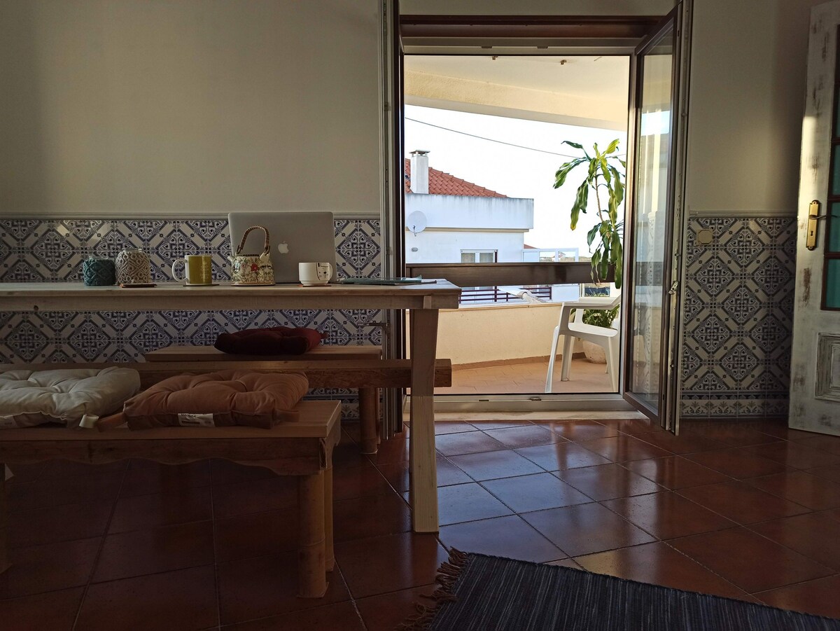 Private room with workspace by the surf in Baleal