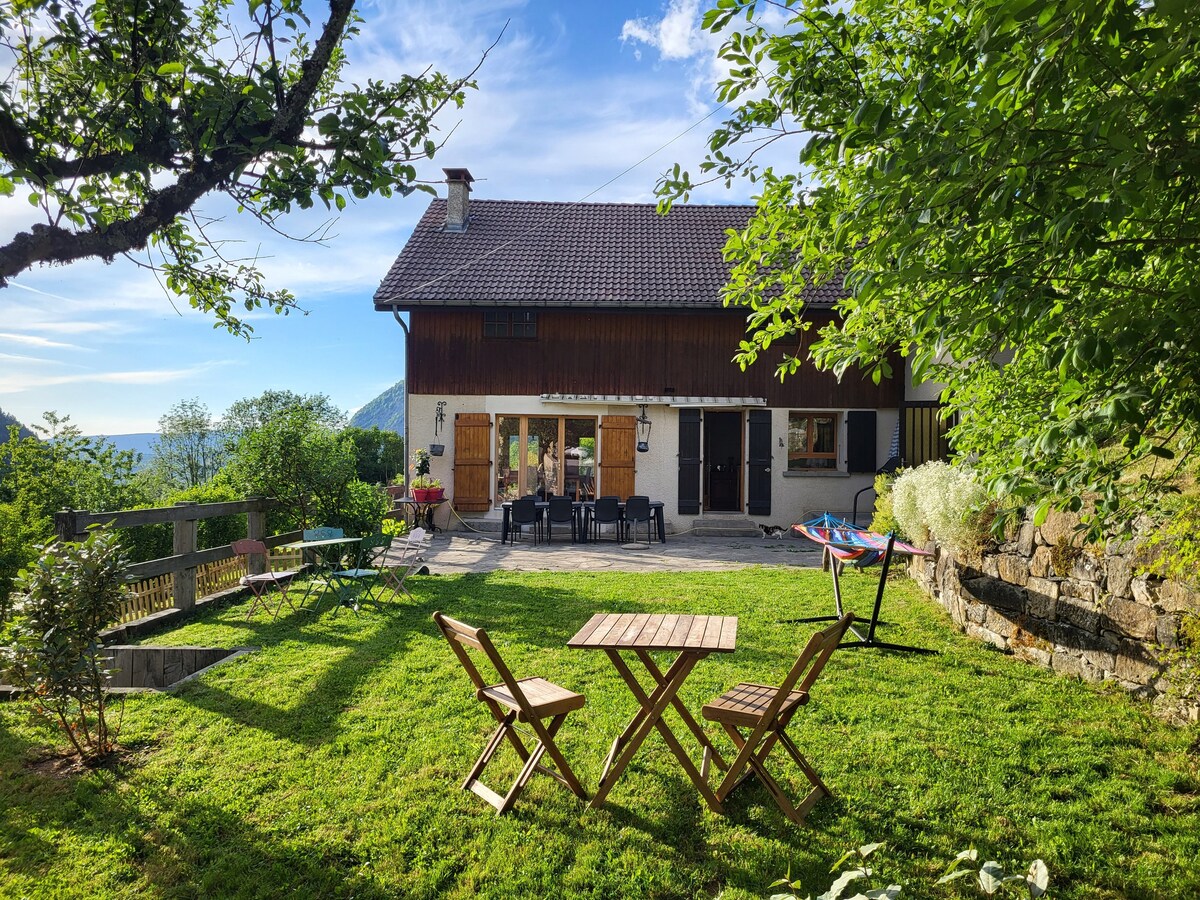 Maison et jardin au calme, entre lacs et montagnes