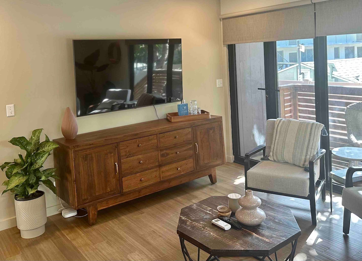 Lehua: large modern one-bedroom guest suite.