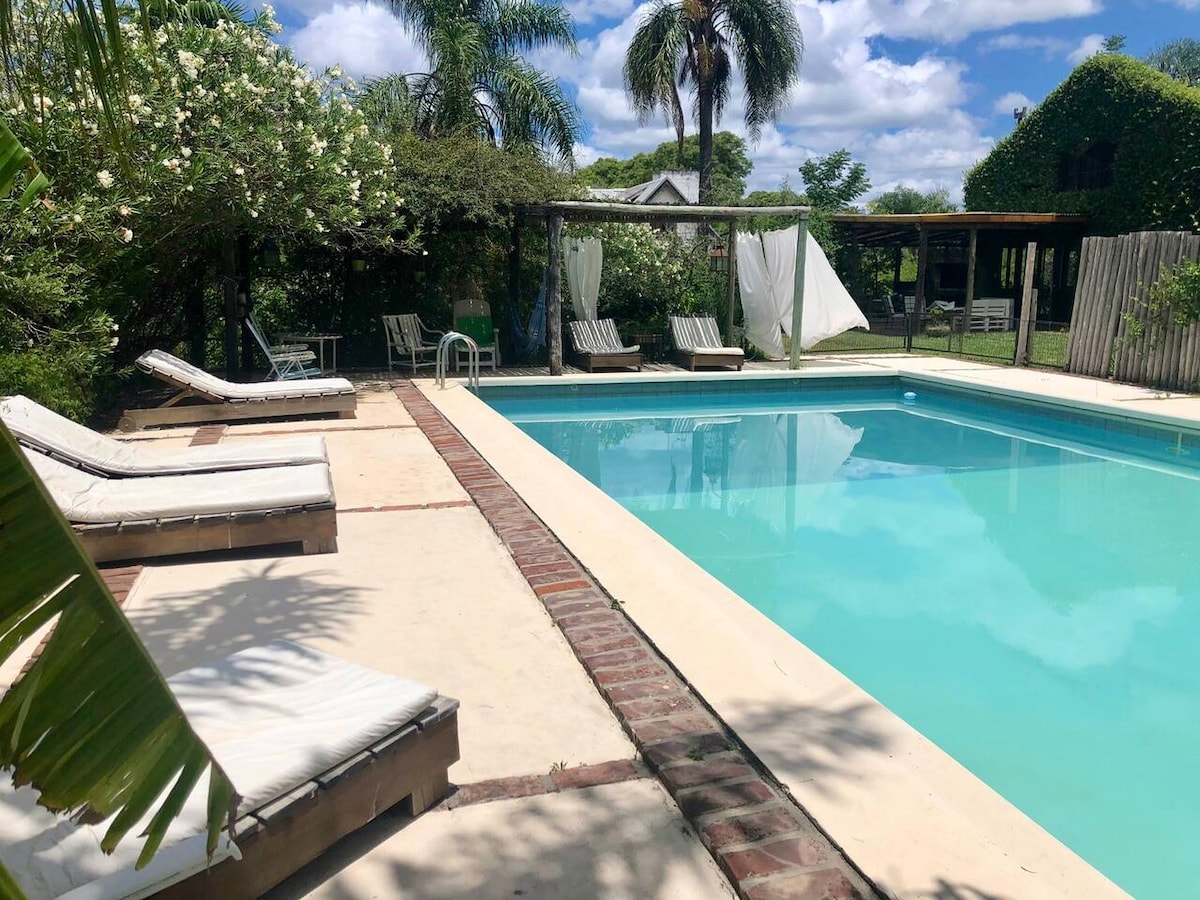 Tres cabañas, piscina barbacoa gran jardin. ❤️