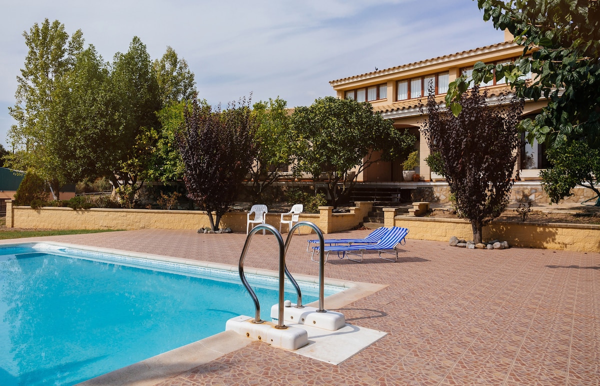 带私人游泳池的大别墅，可供12人入住，靠近巴塞罗那