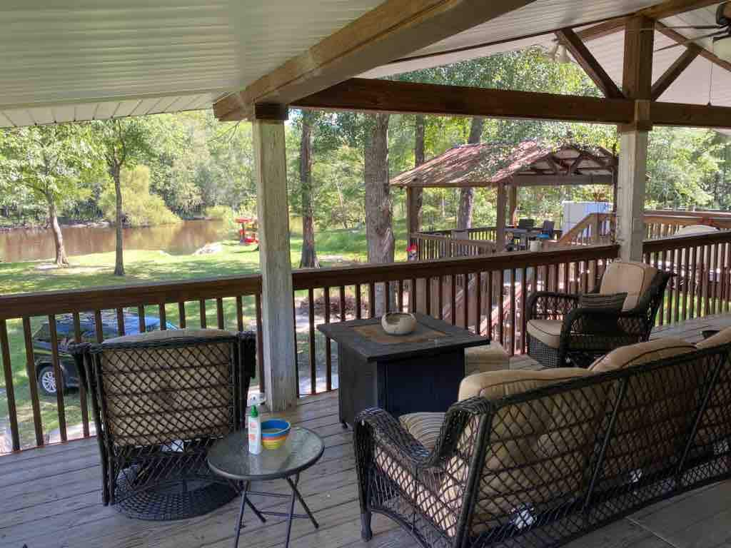 The Cardinals Nest - On The Edisto River。