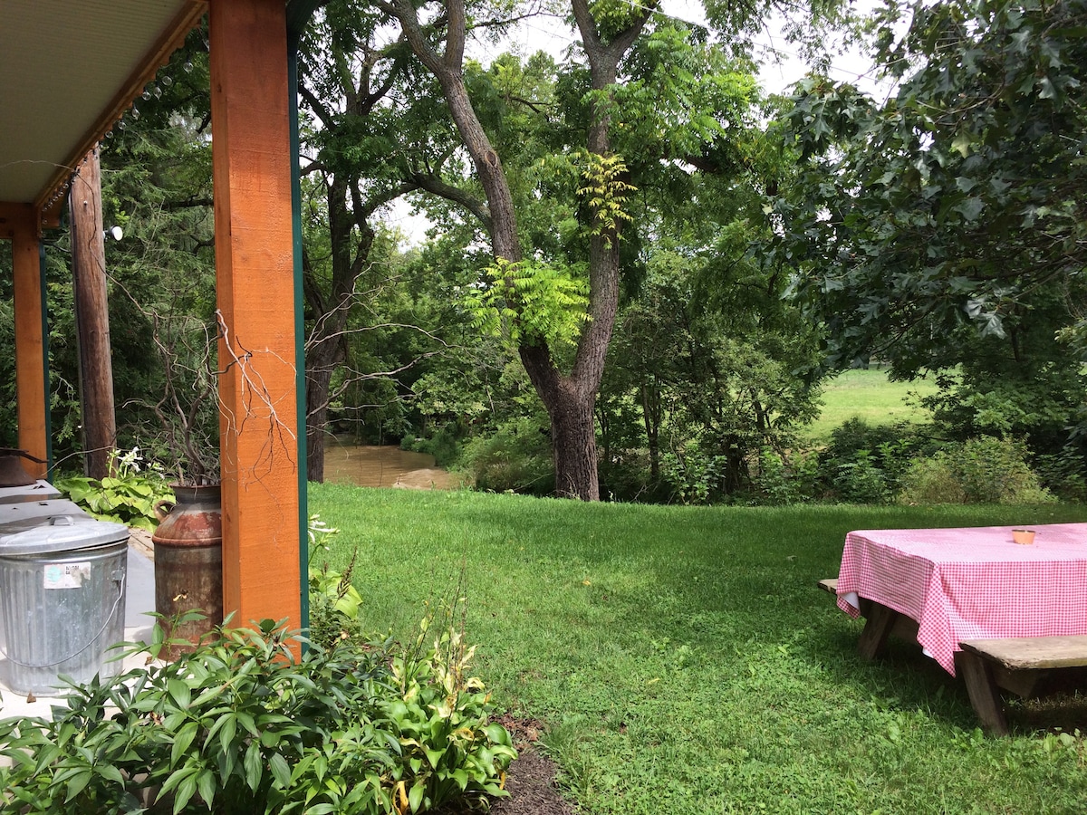 草坪牛肉农场俯瞰小溪的舒适小屋