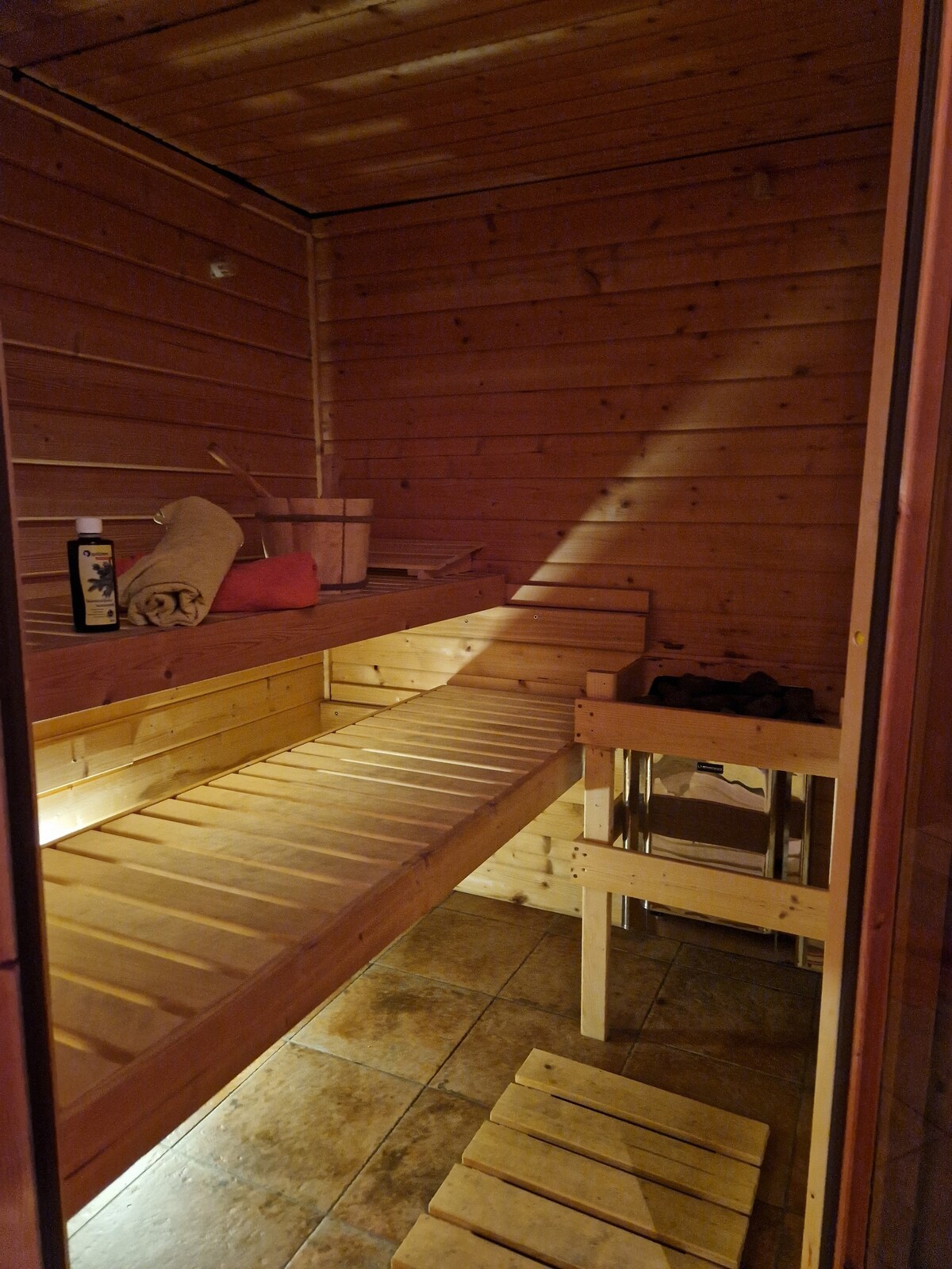 Holzhaus mit Sauna Trampolin nahe am See und Berge