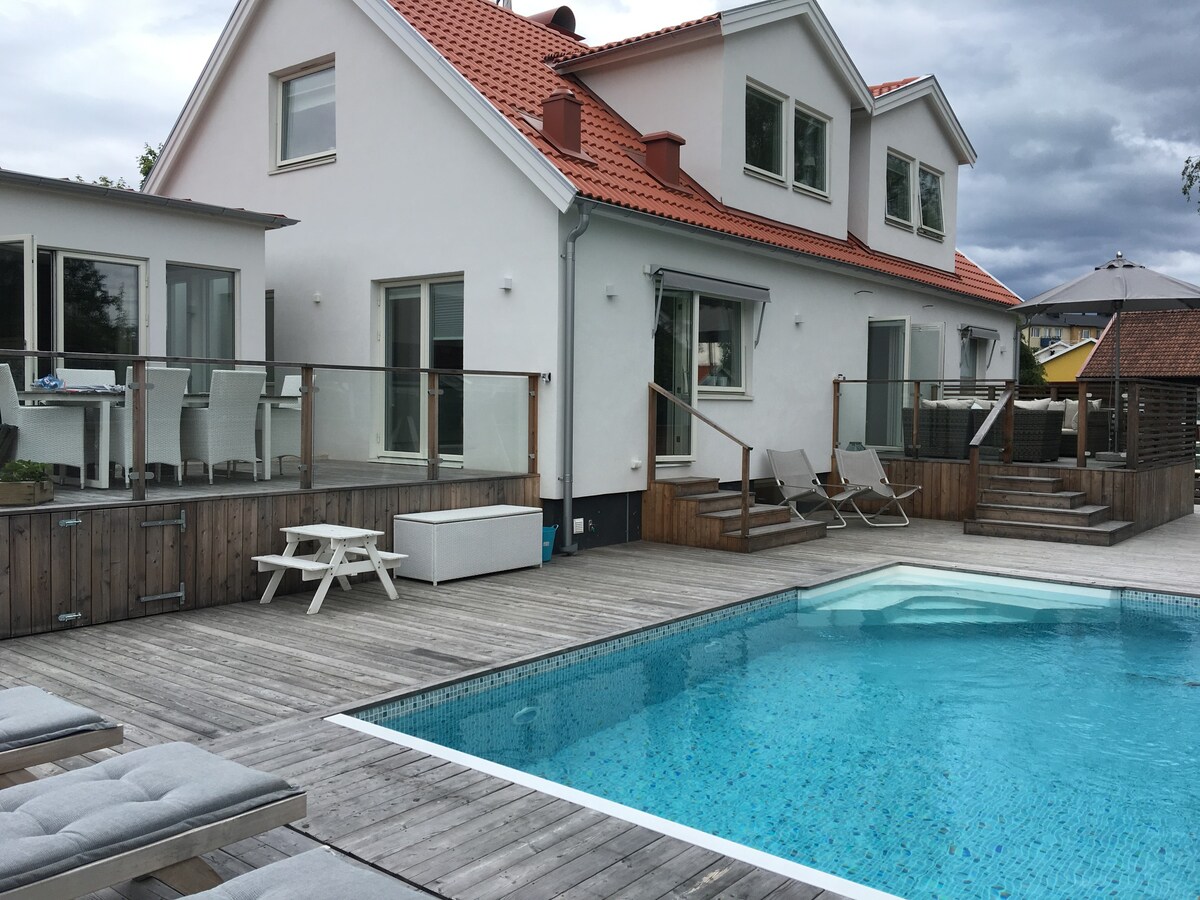 Kungsbacka市中心带泳池的现代别墅