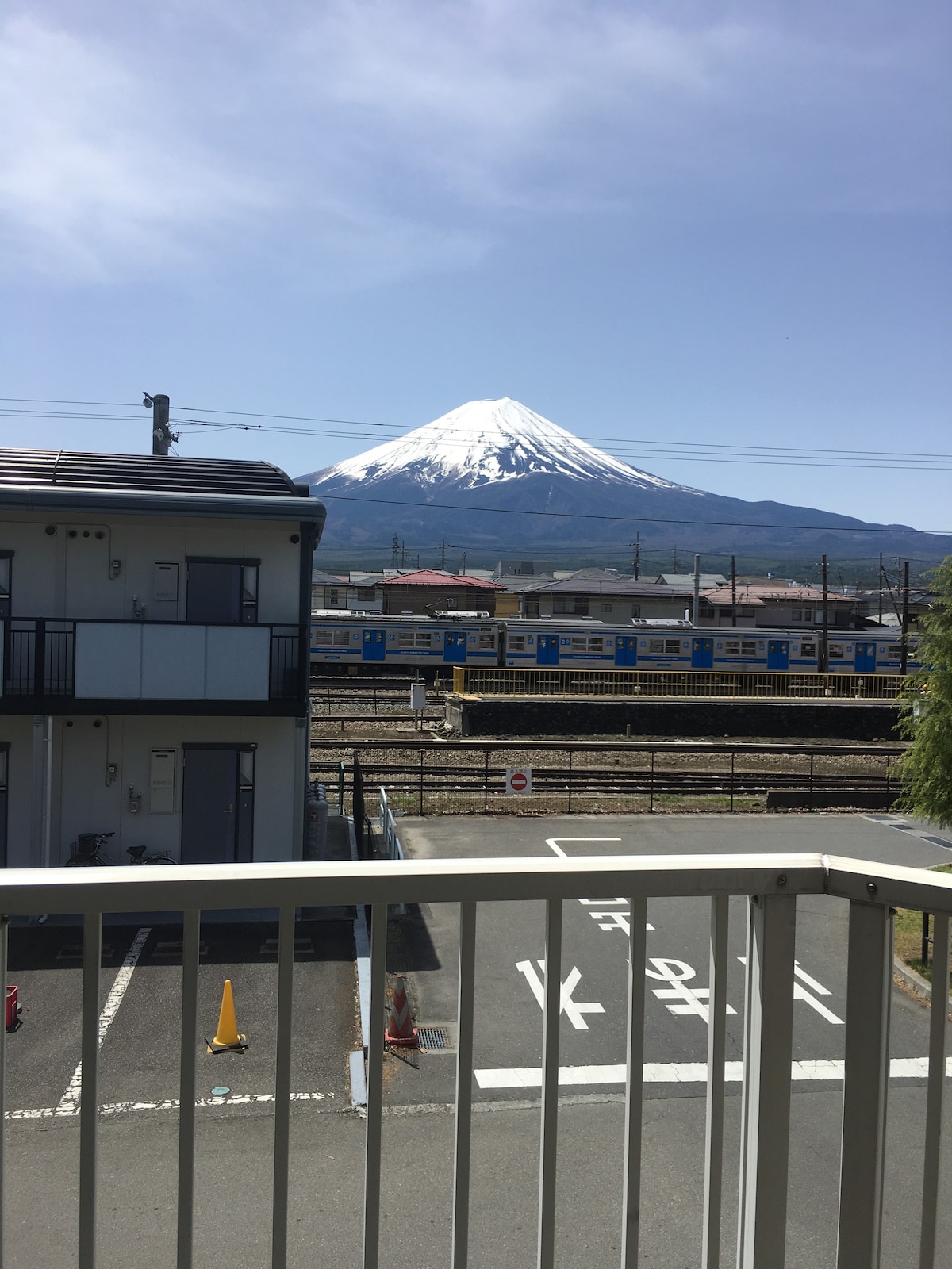 位于河口湖站（ Kawaguchiko station ）前方，可远眺富士山景