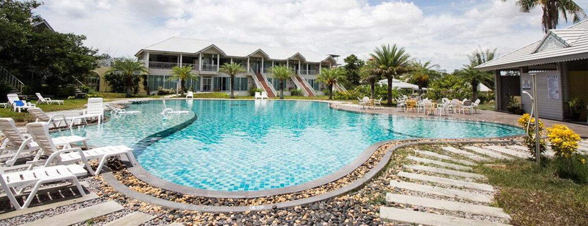 带泳池景观的Greenway泳池别墅有12间卧室， 48张床。