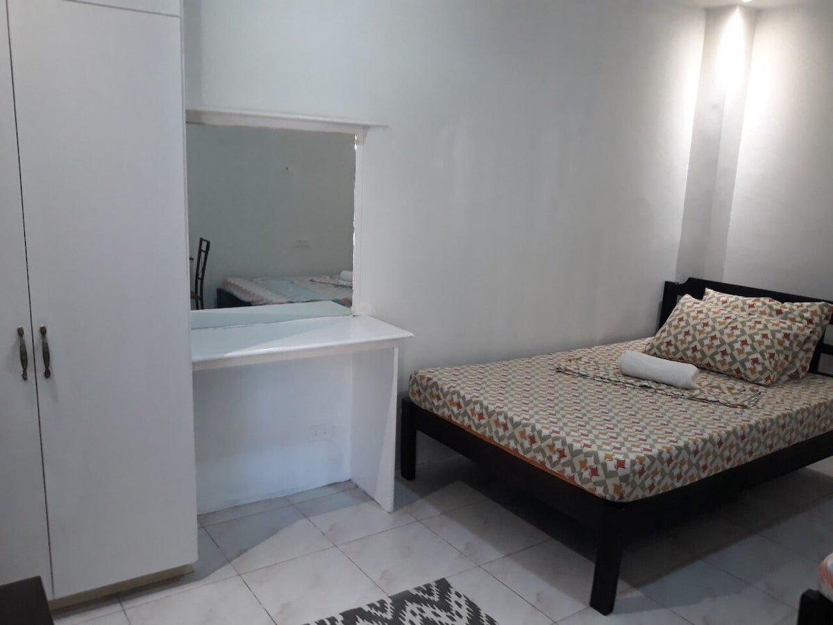 Jocanai Residences配备家具的独立房间