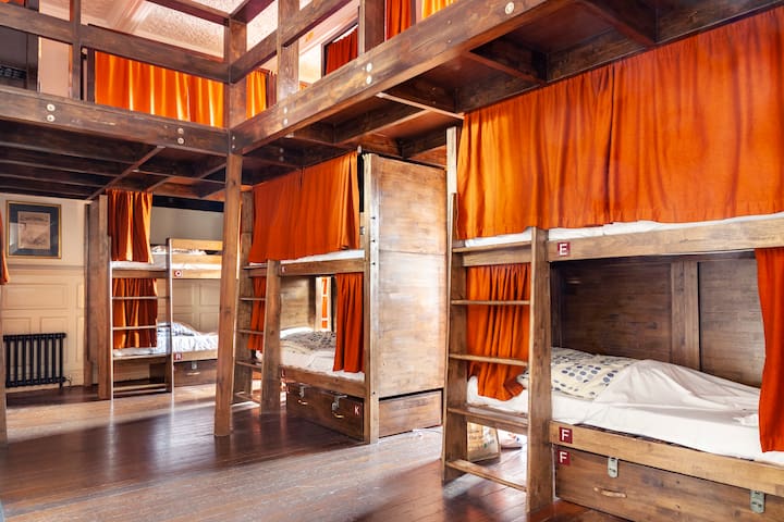 locuri de cazare 06n london