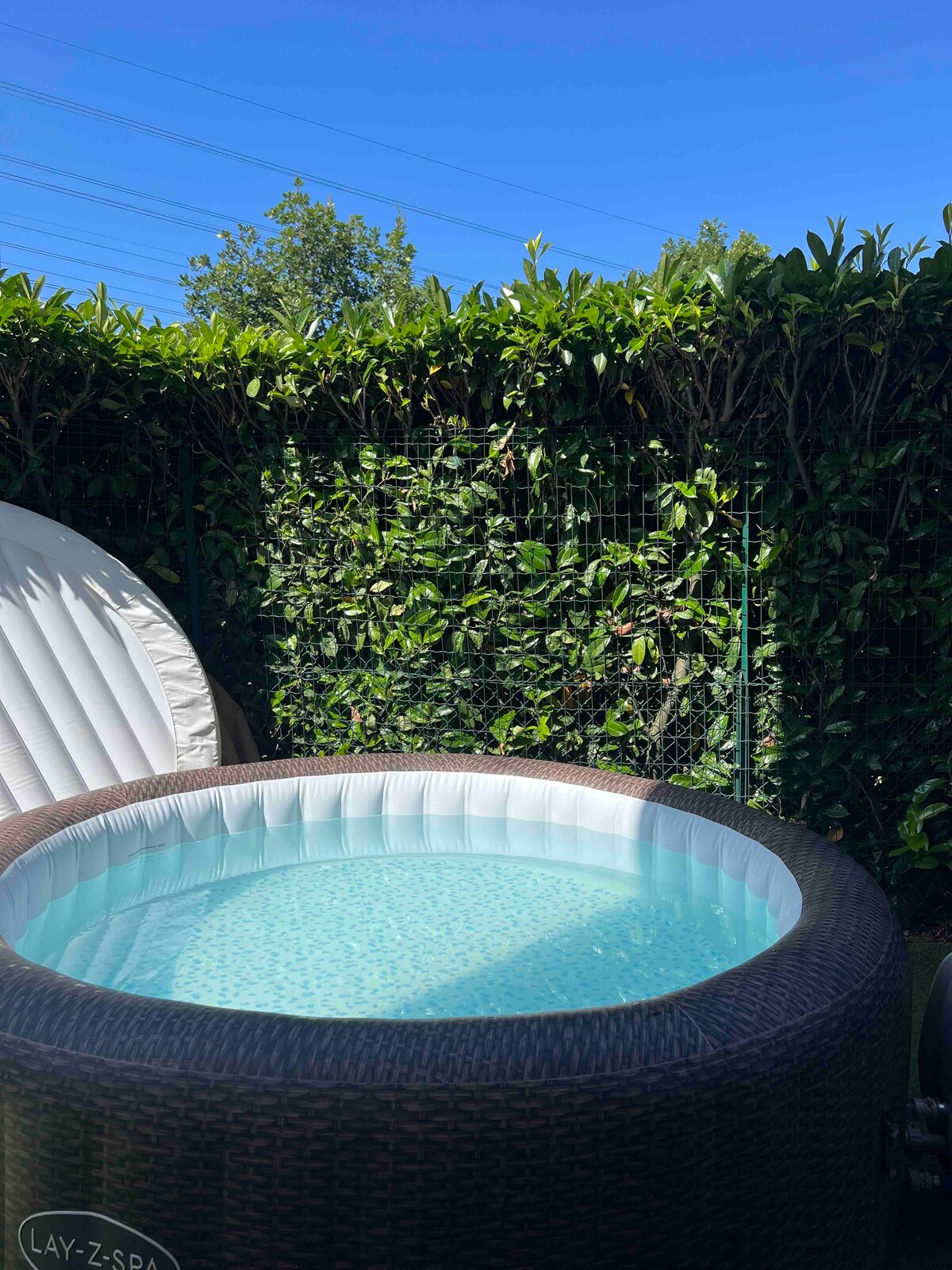 Metro 8  Private Garden  Jacuzzi & Private Parking