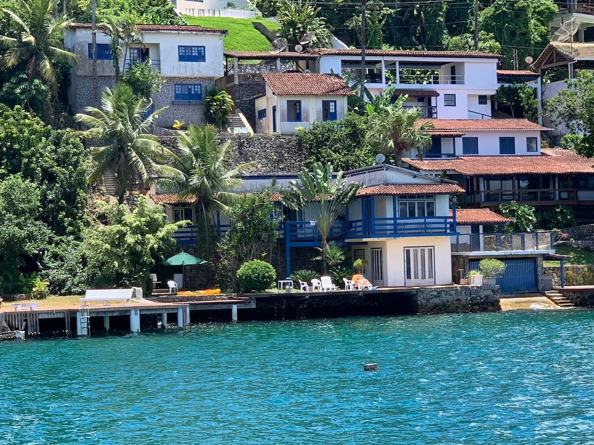 Casa em Angra na Beira do mar em condominio fechad